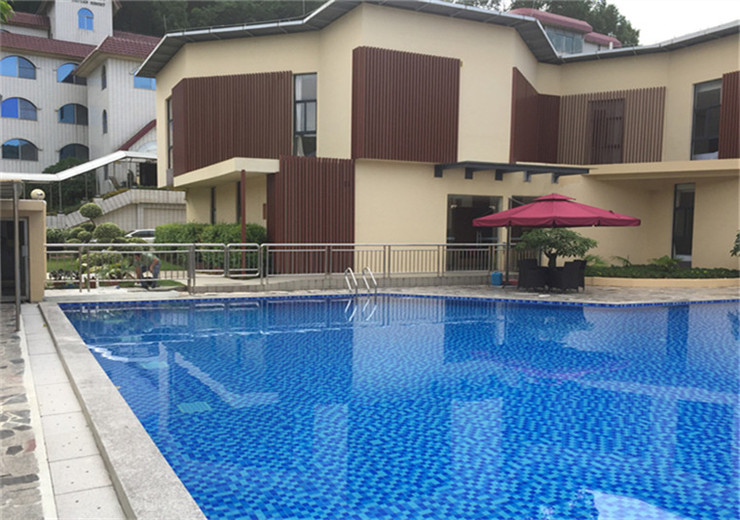 廣州蓮花山嶺南佳園度假酒店是嶺南集團(tuán)下屬的旅游度假酒店，位于4A級(jí)國(guó)家風(fēng)景名勝區(qū)番禺蓮花山下，占地超過(guò)3萬(wàn)平方米，以歐陸園林風(fēng)格的建筑為主。酒店設(shè)露天游泳池，我司受邀提供泳池設(shè)備及安裝方案的設(shè)計(jì)和施工。