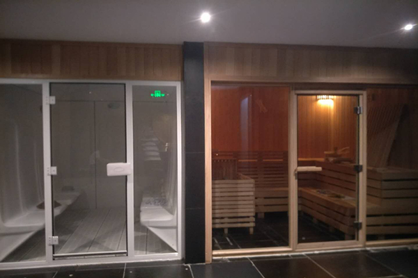 高端會(huì)所泳池設(shè)備、桑拿房均采用進(jìn)口高端品牌，由廣州搏瀾泳池設(shè)備有限公司提供安裝服務(wù)。會(huì)所主要接待業(yè)主邀請(qǐng)的商界要人、行業(yè)精英、金融巨子、教育泰斗等社會(huì)名流；并不對(duì)外開(kāi)放。