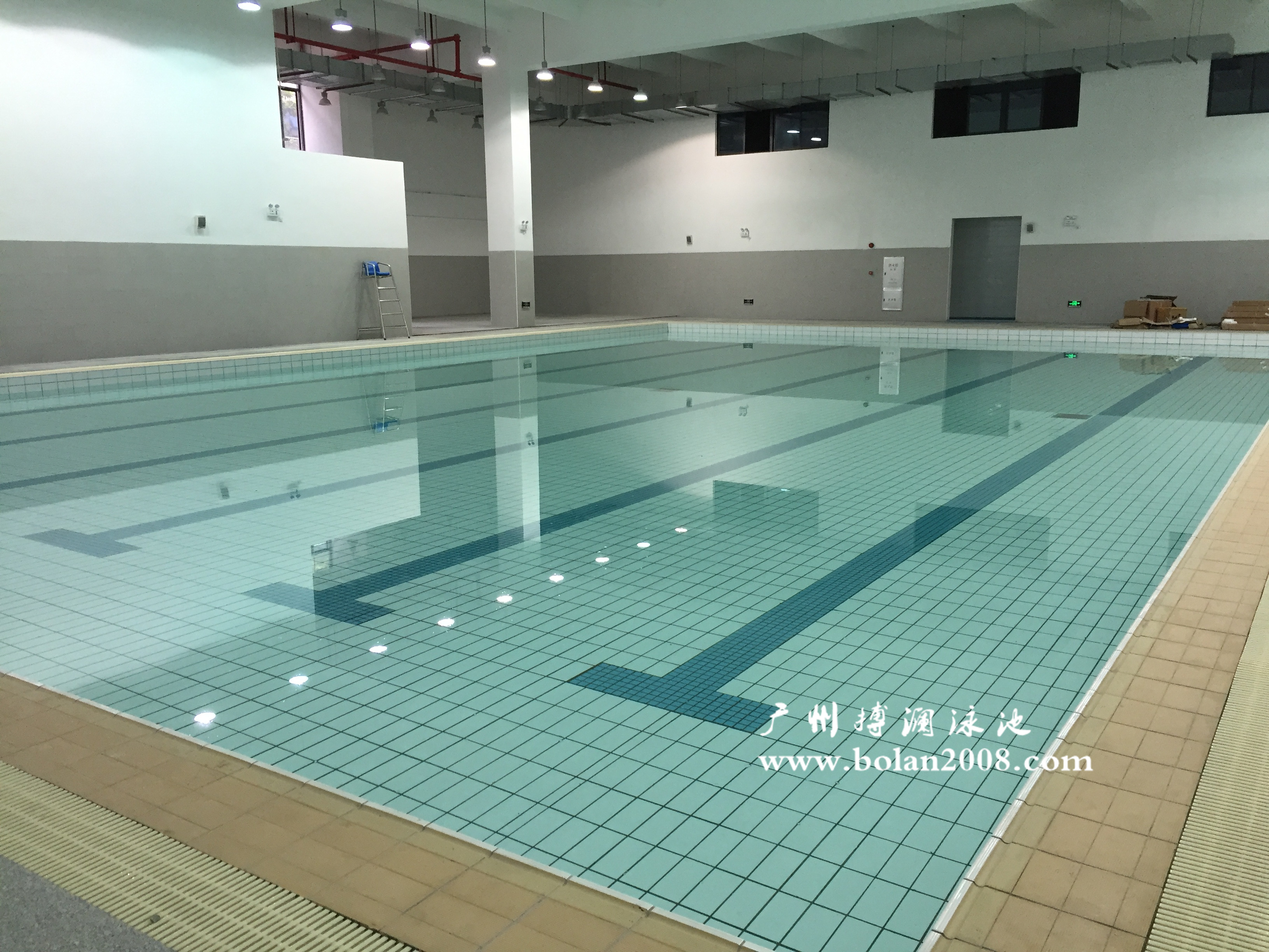 學(xué)校體育館內(nèi)設(shè)有恒溫泳池、多功能活動(dòng)中心、舞蹈室等配套設(shè)施。其泳池設(shè)備均采用我司產(chǎn)品。